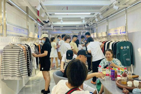 Đánh hàng quần áo chợ 13 Quảng Châu